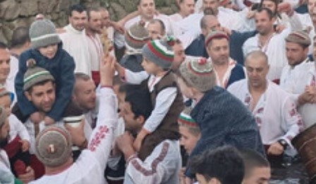 Точно 10 минути преди 8 часа момчета млади мъже и